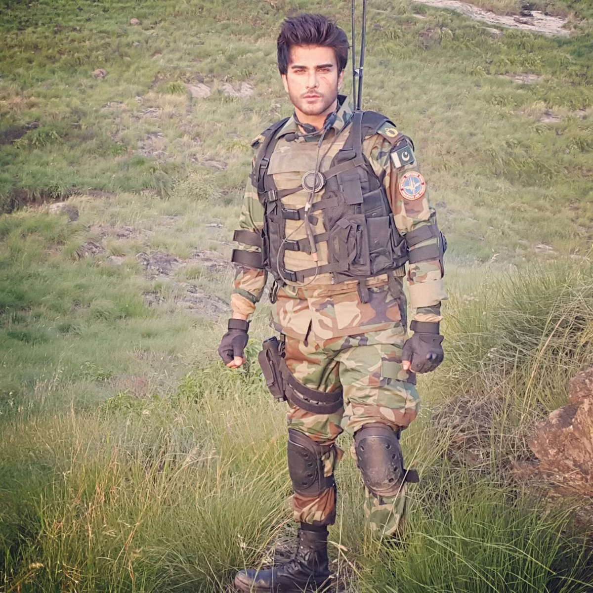 Không thể phủ nhận vẻ điển trai đến mức "cần phải trục xuất" của nam diễn viên này trong trang phục quân nhân. Ảnh: Pinterest