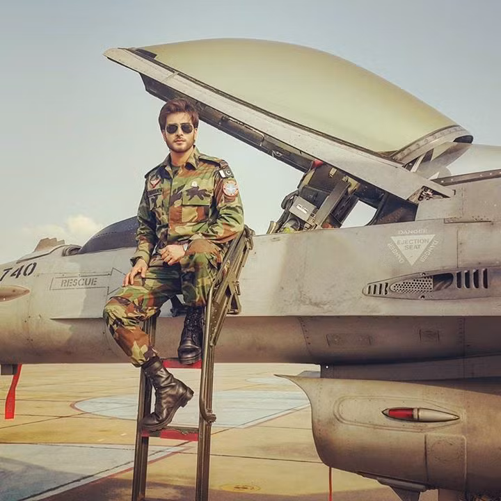 Xuất hiện trong bộ trang phục quân nhân, điều này khiến nam diễn viên được dân tình Hàn Quốc đồn thổi là sẽ thủ vai cho Hậu duệ mặt trời bản ngoại. Tuy nhiên, theo đa số bình luận của cộng đồng mạng, đây là hình ảnh trong đoạn MV ca khúc "Sher Dil Shaheen" mà nam diễn viên này thủ vai. Ảnh: Fashion &amp; Showbiz Magazine