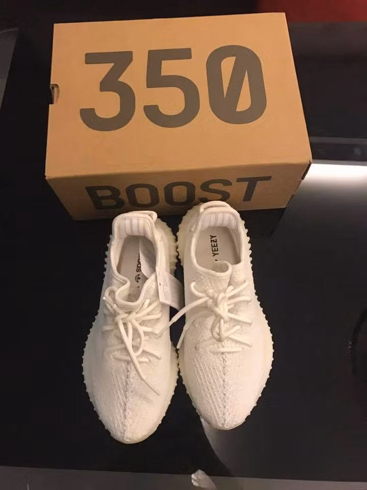 Trái ngược với quan điểm này, đa số dân mạng đều cho rằng nếu gia đình có điều kiện tài chính, việc sở hữu những đôi giày đắt đỏ là điều bình thường. Ngoài ra, chị H. (mẹ của P.T.N) cũng rất tự hào khi đăng hình khoe tủ giày đáng mơ ước của N.