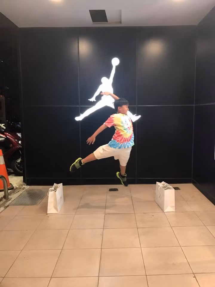 Cả hai anh em thường xuyên diện những đôi giày thể thao đẹp và đắt tiền.