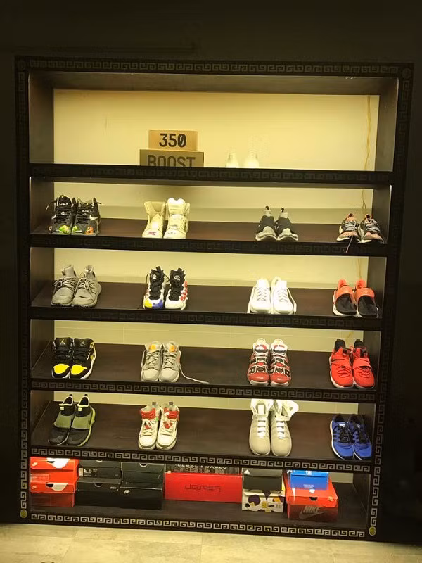 Theo chị H, Yeezy Boost 350 là đôi giày giá trị nhất trong bộ sưu tập giày của con trai.