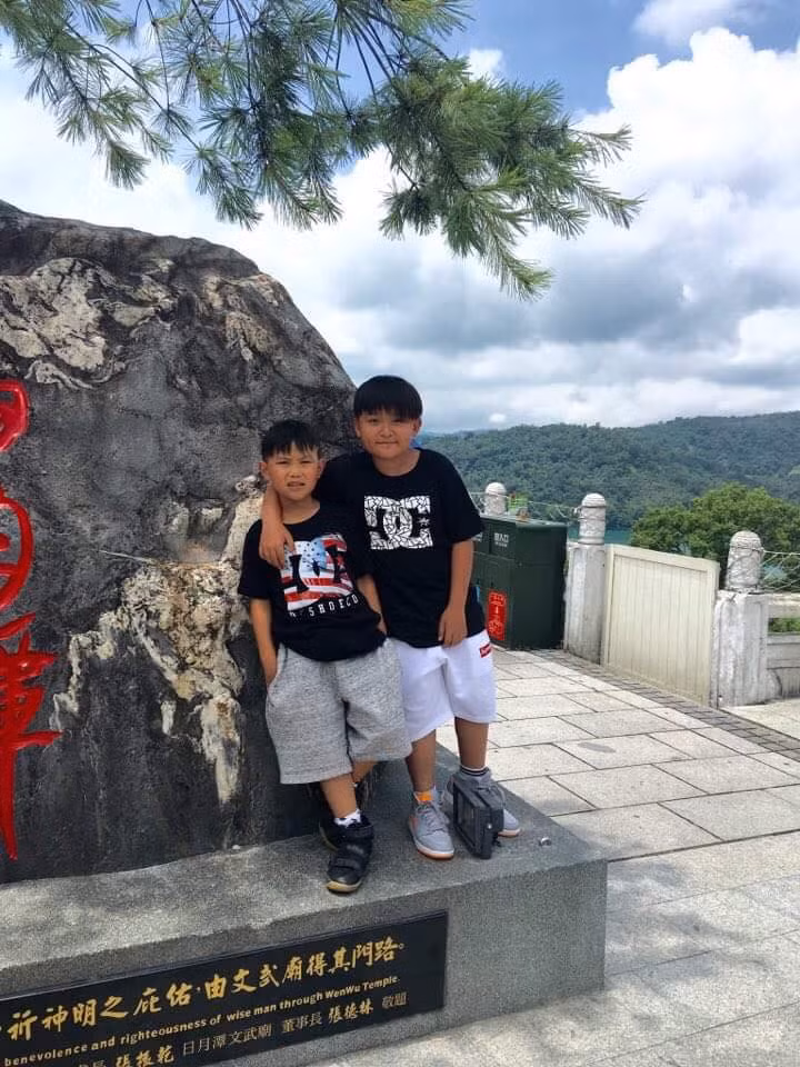 Hai cậu nhóc phút chốc nổi tiếng trên mạng.