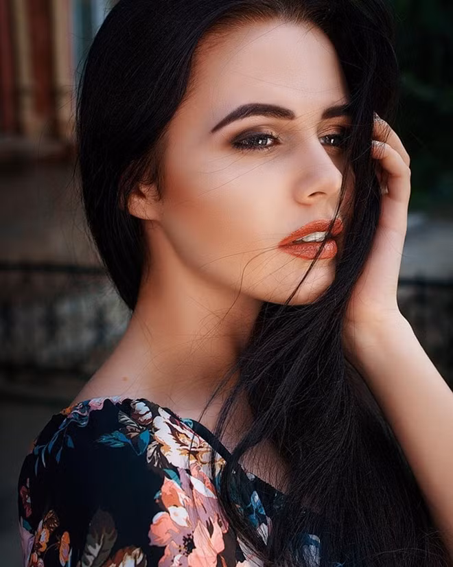 Những bộ ảnh trước đây của cô đều khai thác vẻ đẹp tự nhiên. Không mặc quá táo bạo nhưng người đẹp vẫn gây chú ý với đông đảo khán giả.