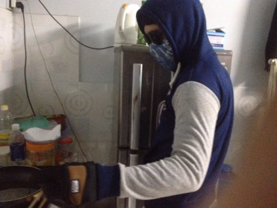 Nấu ăn thôi mà, đâu phải ra đường mà bịt bọc quá kỹ!