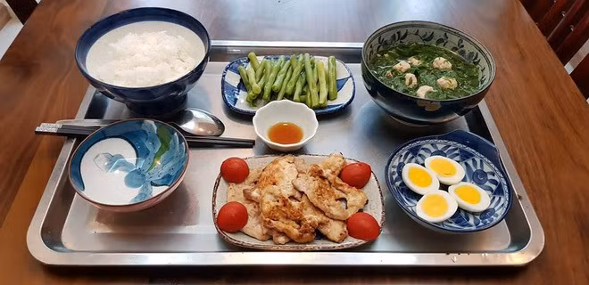 Không ít mẹ bỉm sữa bình luận dưới bài viết của cô Ha Thanh "chỉ ngắm ảnh thôi đã thèm", "ganh tỵ với con dâu của cô quá", "thật ngưỡng mộ", “Được mẹ chồng nấu ăn cho như thế này thì còn gì bằng, nhất bạn rồi"...