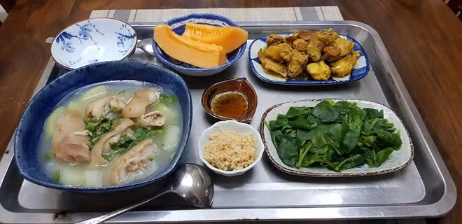 "Nhìn mâm cơm ở cữ mà muốn làm con dâu của cô" - một bình luận vui trên Facebook sau bài viết gây bão của cô Ha Thanh.