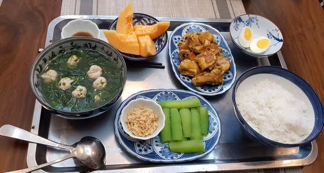 Bà mẹ chồng tâm lý còn kỳ công trang trí, bày biện thức ăn ra những bộ bát đĩa đẹp mắt. Điều này giúp tăng thêm cảm giác ngon miệng cho cô con dâu.