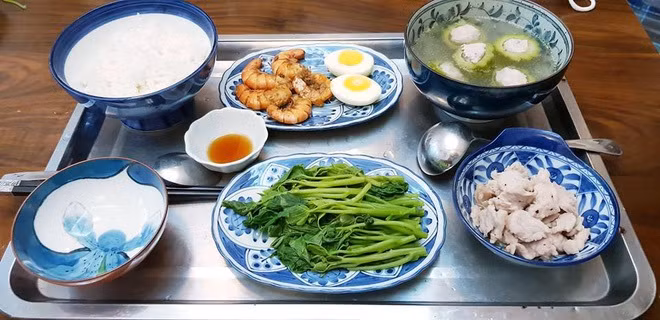 Me chong "quoc dan" nau com cho con dau ngon tuyet dinh-Hinh-2