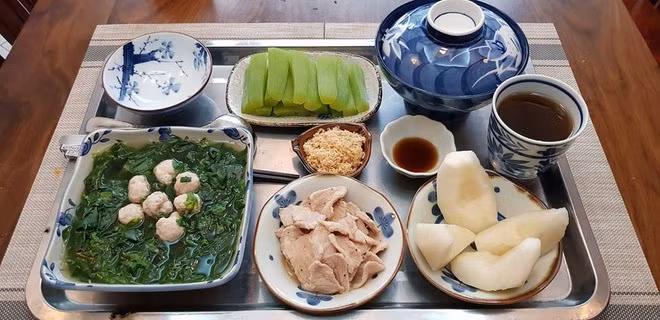 Nhìn những mâm cơm do cô Ha Thanh chuẩn bị cho con dâu nhiều người không khỏi xuýt xoa, thậm chí đặt vui cho cô biệt danh "mẹ chồng quốc dân", "mẹ chồng người ta"...