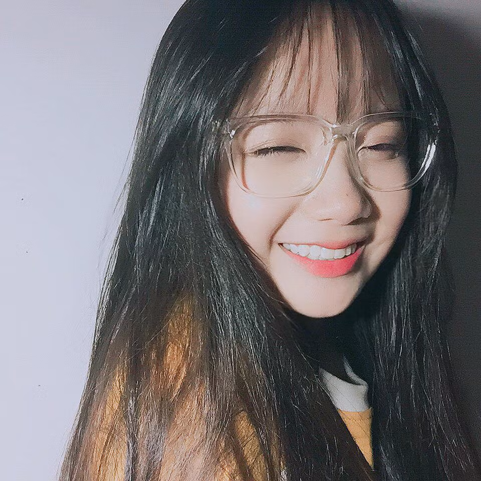 Cô bạn có nụ cười tươi tắn và trẻ trung.