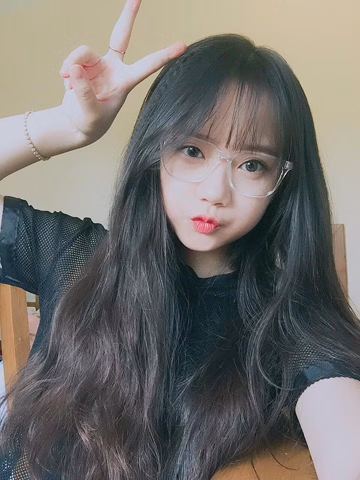 Không chỉ vóc dáng phía sau và mái tóc đẹp hút mắt, Kiều Trang sở hữu một khuôn mặt bầu bĩnh, đáng yêu.