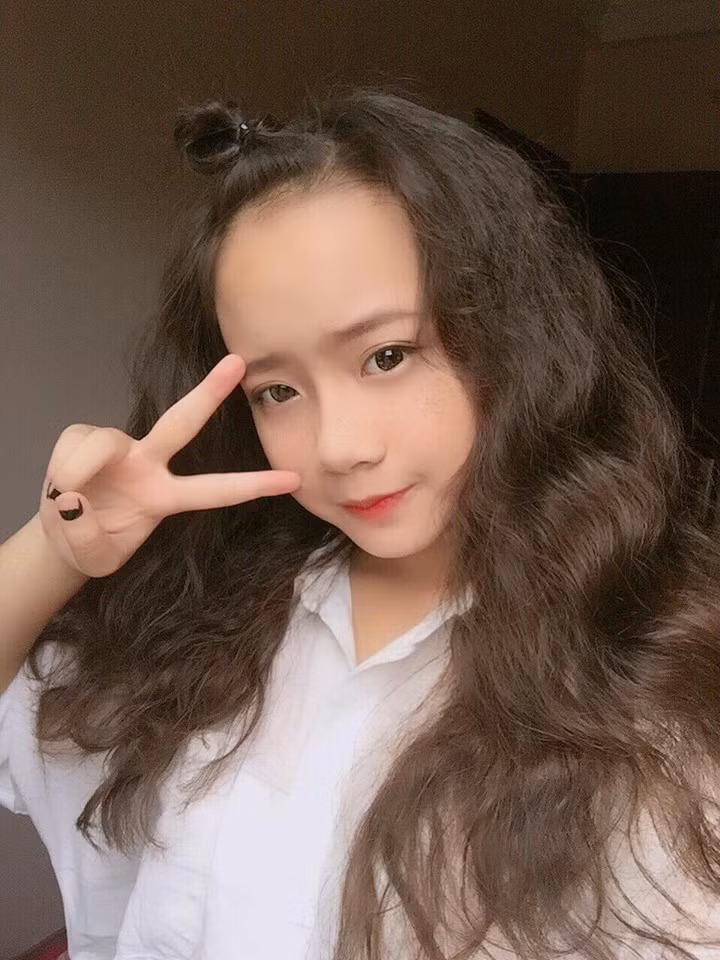 Để có "suối tóc" bồng bềnh, Kiều Trang cho hay, cô bạn nuôi tóc từ nhỏ và chỉ chỉnh sửa chút ít chứ không cắt ngắn bao giờ.