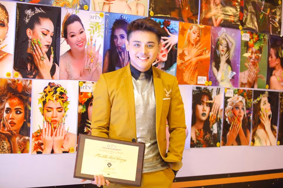 Đam mê thời trang, anh chàng thể hiện gu thời trang biến hóa, có tính ứng dụng cao và luôn nổi bật.