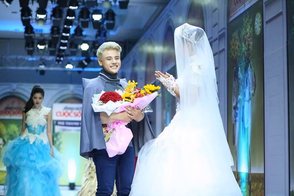 Không chỉ vậy, một Đình Bảo đa tài còn là một nhà thiết kết trẻ tuổi với dòng Haute Couture cao cấp.