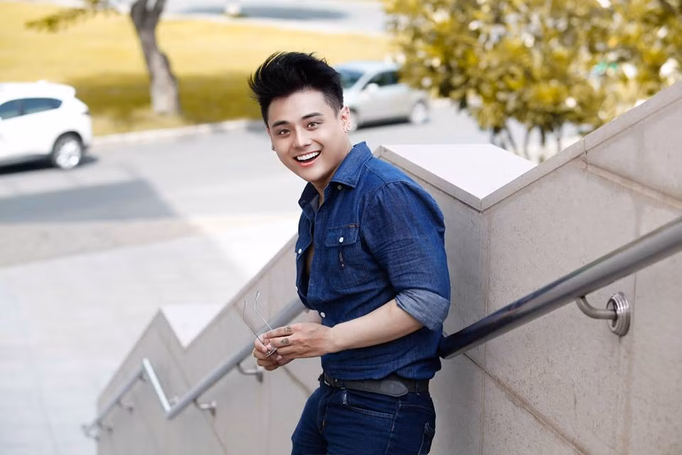 Leo Đình Bảo không chỉ điển trai mà khá đa tài. Anh chàng làm qua rất nhiều việc từ: mẫu ảnh cho những shop thời trang, các trang báo tuổi teen, làm diễn viên kịch, chuyên viên trang điểm.