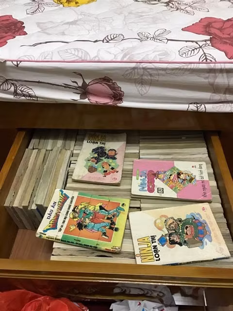 Và khi Hằng phát hiện kho báu của Trung giấu trong phòng, cô nàng Nguyễn Hằng đã dọa xử lý toàn bộ "gia tài" của chồng. Sở dĩ, cô vợ quyết mạnh tay vì thấy chồng nhiều khi mê truyện hơn cả vợ.