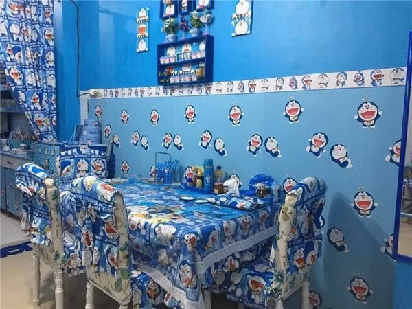 Nhiều người còn hài hước cho rằng đôi vợ chồng này đã thành "con nghiện" Doraemon khi cố "hóa xanh" mọi thứ trong nhà.