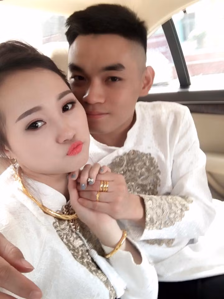 Cặp đôi tình cảm bên nhau. Ảnh: FBNV