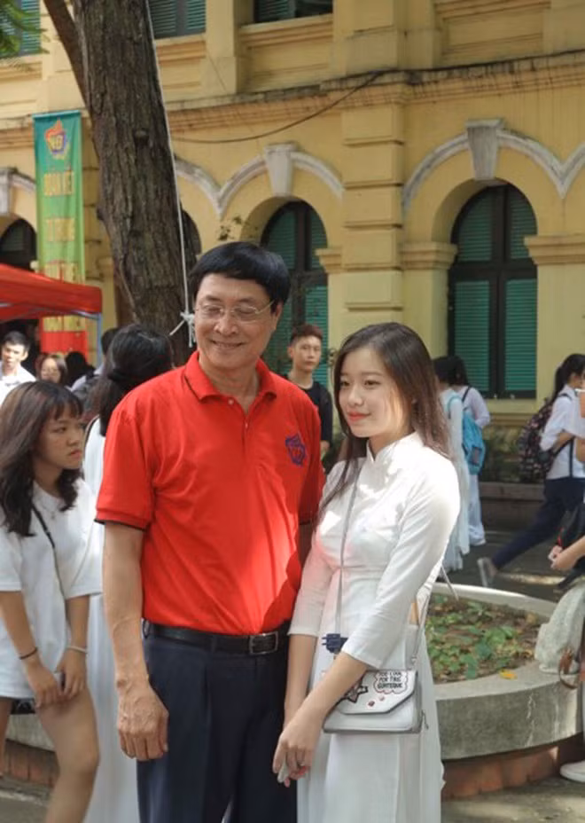 Tà áo dài truyền thống tôn lên vẻ tươi tắn cho cô bạn.