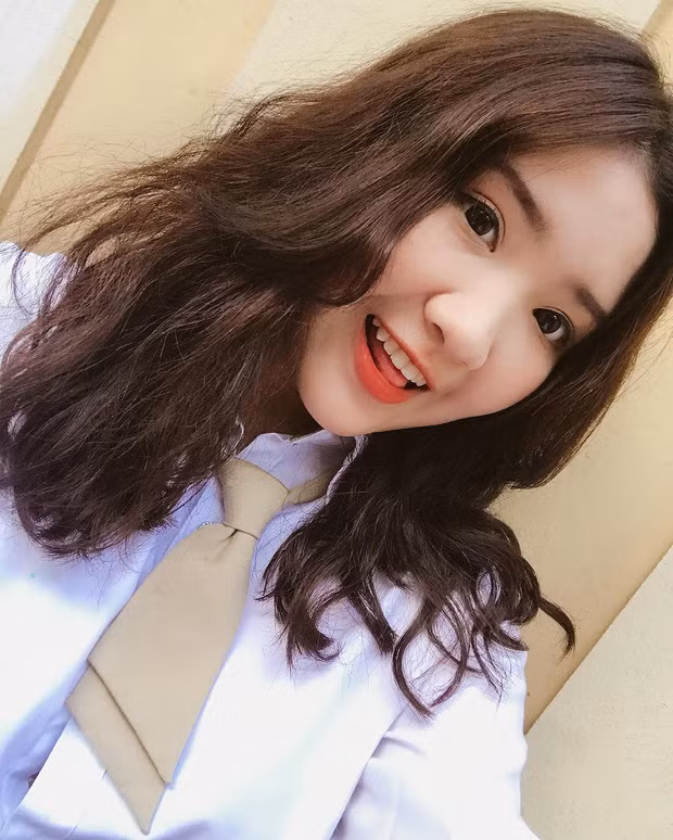Nụ cười tỏa nắng đã để lại vô vàn hình ảnh nữ sinh “ngọt lịm” ngày khai trường. Ảnh: @_bichthuan