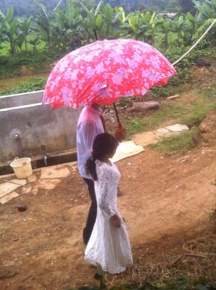 Tuy nhiên, theo chia sẻ của cặp đôi đũa lệch Lạng Sơn, cả hai quen nhau qua sự giới thiệu của bạn bè và quyết định tiến tới hôn nhân sau 5 tháng yêu nhau. Mặc dù vấp phải sự phản đối của gia đình vì sự chênh lệch tuổi tác nhưng vì chú rể quyết tâm nên gia đình cuối cùng đã ưng thuận.