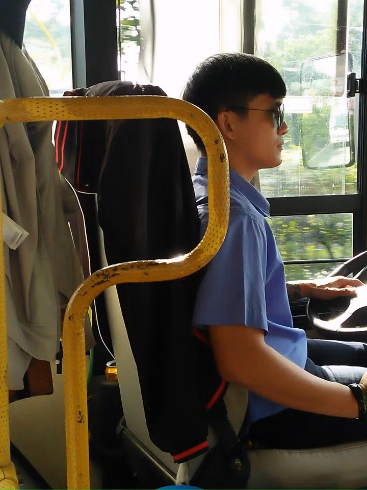 Không chỉ có riêng chàng phụ xe buýt được chú ý vì vẻ lãng tử, một điều khá thú vị là dân mạng cũng truyền nhau bức ảnh anh lái xe buýt đẹp trai và cũng "ngầu" không kém của tuyến 122. Các bình luận xoay quanh ngoại hình của hai nhân viên xe buýt này hiện chưa có dấu hiệu ngừng "nóng".