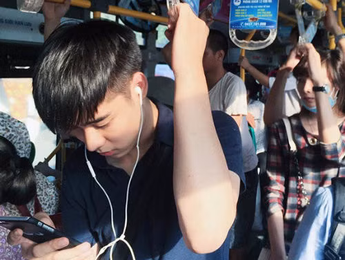 Bức hình chụp lén hot boy xe buýt Minh Hoàng (sinh năm 1996) cũng có thời gian gây "bão".