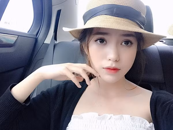 Nhiều người không khỏi tò mò nhan sắc của hot girl lộ hình xăm sẽ như thế nào và vì sao chốn công sở mà cô nàng lại diện bộ đồ táo bạo như vậy? Điều này đã thôi thúc dân tình "truy lùng" cô gái bí ẩn. Qua tìm hiểu, nhân vật chính của bức hình là Nguyễn Châu Mỹ Mỹ, sinh năm 1997, hiện sinh sống và làm việc tại TP HCM.