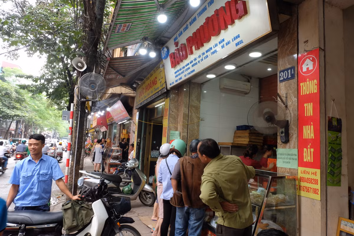 Cơ sở bánh Bảo Phương 201 Thụy Khuê cũng khá vắng khách.