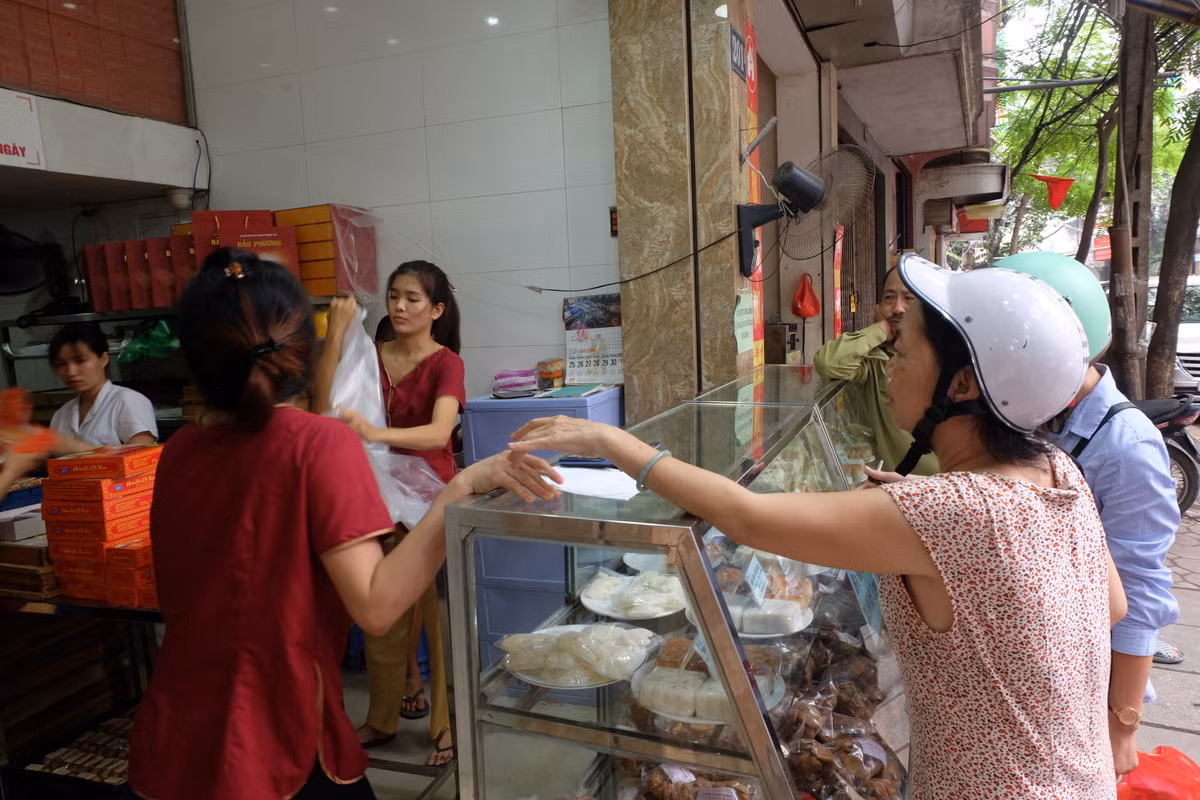 Quầy bánh có khoảng 5-6 người mua cùng lúc, không còn cảnh xếp hàng dài mua bánh trung thu hay cảnh cửa hàng phải treo biển báo hết bánh.