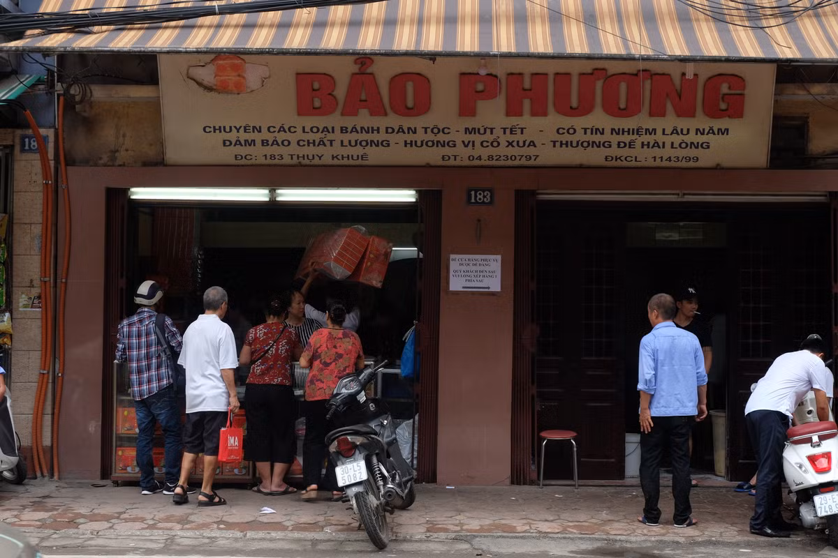 Tại cửa hàng Bảo Phương - cơ sở 183 Thụy Khuê, lượng khách không hề đông như cùng thời điểm này mọi năm. Thậm chí, có lúc cửa hàng này chỉ có 2-3 khách hàng.