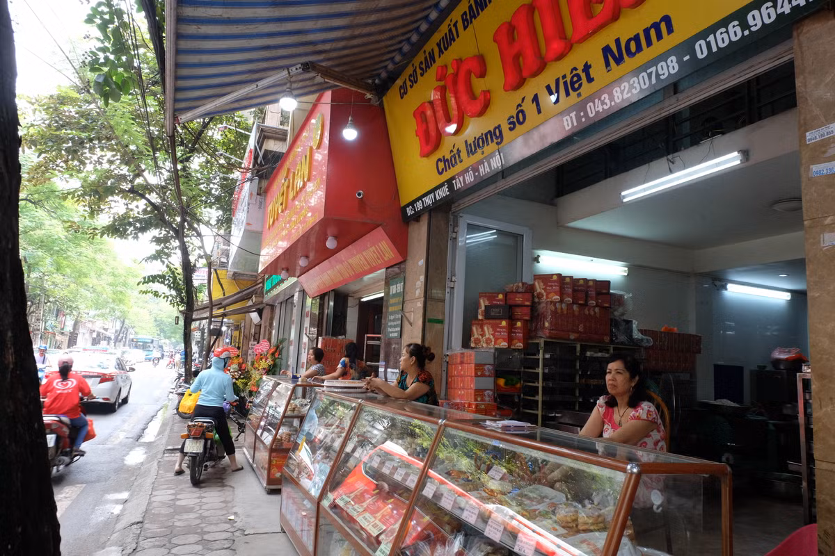 Theo chính khách hàng của Bảo Phương, hiện tại, họ có nhiều cơ hội để lựa chọn đủ các loại bánh khác nhau, từ hương vị cổ truyền đến độc lạ. Đặc biệt năm nay còn có thêm các loại bánh handmade, bánh nhập khẩu mới mẻ đang rất hút hàng. Do đó, Bảo Phương chắc chắn cũng bị ảnh hưởng về thị phần.