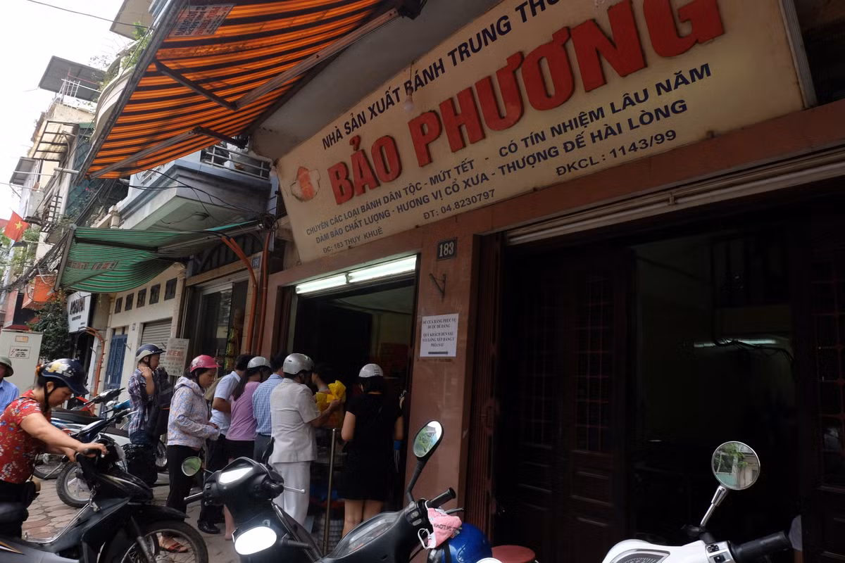 Với những cửa hàng khác thì 2 - 3 khách đã là khá khẩm nhưng nếu so với cảnh tượng xếp hàng, chen lấn thậm chí là tranh giành mua bánh như mọi năm tại đây thì cảnh tượng này đúng là "thảm hại". Dường như lượng khách giảm đi đáng kể.