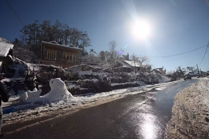 Ngoài ra, đa số cho rằng, tuyết rơi sẽ ảnh hưởng đến giao thông thủ đô. Chủ tài khoản Hoangminhanh cho rằng: "Bình thường đã tắc đường, nếu có tuyết không hiểu sẽ thế nào. Đầu tiên là phương tiện di chuyển khó khăn. Thử tưởng tượng cứ đi vài mét lại có người dừng lại chụp ảnh, hẳn là giao thông sẽ hỗn loạn".