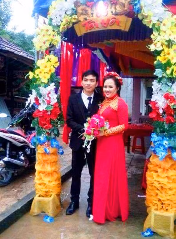 Cặp đôi rạng rỡ trong ngày cưới. Ảnh: FBNV