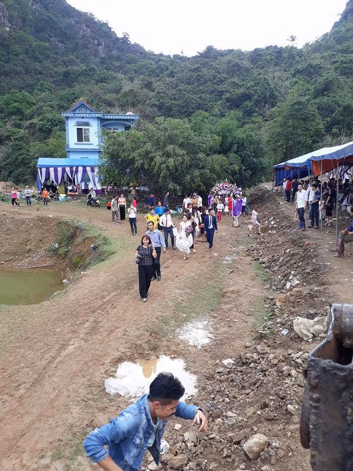 Những bức ảnh ghi lại khoảnh khắc đặc biệt này được chia sẻ rầm rộ không chỉ bởi sự hài hước, oái oăm mà quan trọng hơn là ý nghĩa "yêu nhau mấy núi cũng trèo, mấy sông cũng lội, mấy đèo cũng qua" qua hành động đơn giản mà đáng yêu của cả cô dâu và chú rể.