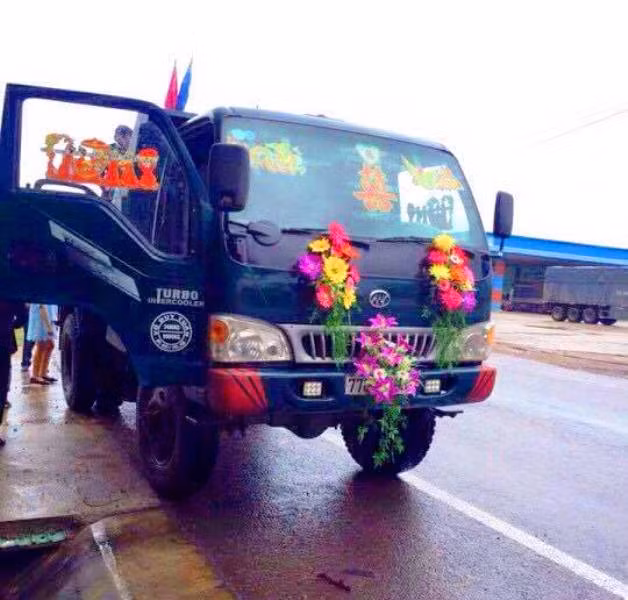 Chiếc xe ben đón dâu được gắn hoa nhựa, chữ hỉ.