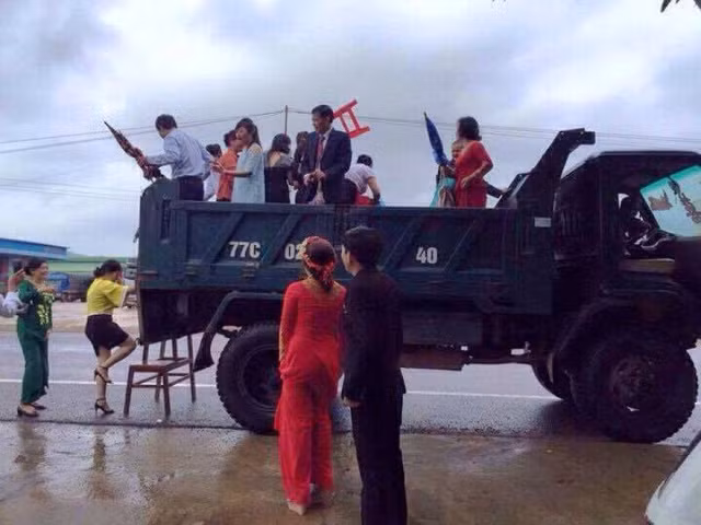 Đây không phải lần đầu dân mạng "dậy sóng" vì những màn rước dâu độc đáo. Dường như, những khi thời tiết không ủng hộ thì các cặp đôi lại có những câu chuyện, kỷ niệm đặc biệt đáng nhớ trong ngày chung đôi. Nước lũ hồi tháng 10/2016 đã chia cắt đường, chú rể Cao Trung Tín (28 tuổi, trú xã Nhơn Thọ, thị xã An Nhơn, Bình Định) phải dùng xe tải ben đi đón cô dâu.