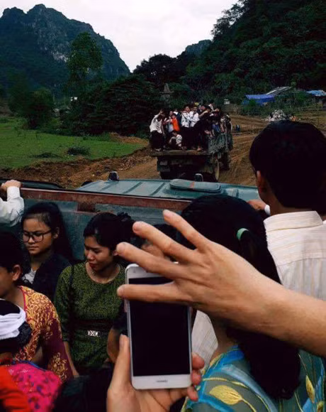 Dù đã nhắn tin trước cho vợ, nhưng khi chiếc xe dâu có 1-0-2 đến đón, chị Thùy vẫn không khỏi ngạc nhiên. Tuy nhiên, cặp đôi nhanh chóng vui vẻ cùng nhau về chung một nhà. Cô dâu không ngần ngại mặc váy cưới - ngồi xe ben về nhà chồng.