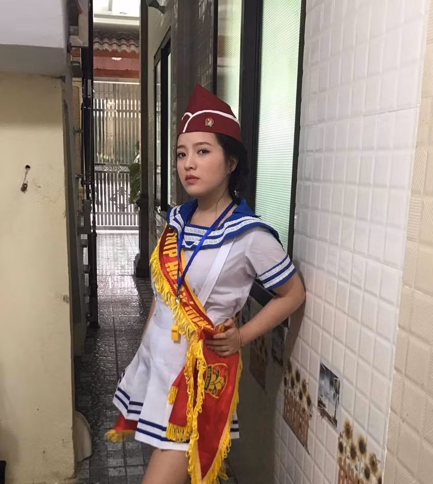  10X Nghệ An cho biết điều thú vị nhất trong buổi tập nghi thức hôm đó là toàn bộ trang phục của Ánh cùng các bạn trong đội nghi thức đều được mẹ của Ánh đặt may, chuẩn bị. Ảnh: FBNV.