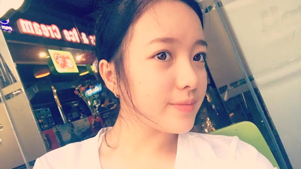 Gương mặt thanh tú, sống mũi cao, thẳng và làn da trắng hồng đã khiến nữ sinh Nghệ An trở nên nổi bật và làm xiêu lòng dân mạng. Sau bức ảnh mặc đồ nghi thức đội được chia sẻ lên mạng, Ngọc Ánh được nhiều dân mạng ghé thăm trang cá nhân. Nhiều bạn trẻ không tiếc lời khen ngợi, đặt cho Ngọc Anh những biệt danh dễ thương như: "liên đội trưởng xinh nhất Việt Nam" hay "hot girl đội trưởng đội nghi thức". Ảnh: FBNV.