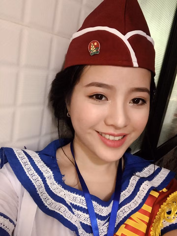 Phạm Ngọc Ánh chia sẻ, bức ảnh cô bạn mặc đồng phục xinh đẹp được chụp trong buổi tập Nghi thức Đội - Đội Thiếu niên tiền phong Hồ Chí Minh hôm 2/9, không phải là trong ngày khai giảng 5/9 như nhiều fanpage trên mạng chia sẻ. Ngọc Anh cho biết thêm, hôm đó, cô được giao nhiệm vụ chỉ huy một đội nghi thức của xóm Ngọc Minh, xã Diễn Ngọc, huyện Diễn Châu, Nghệ An - tham gia chương trình sinh hoạt của Đội Thiếu niên tiền phong Hồ Chí Minh nơi cô đang sinh sống. Ảnh: FBNV. 