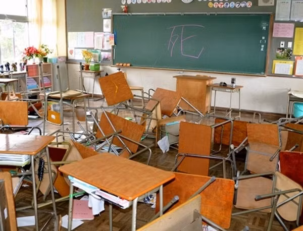 Bôi bẩn, làm xáo trộn lớp học... cũng là một cách không hay mà các "thánh bùng tiết" thường sử dụng.