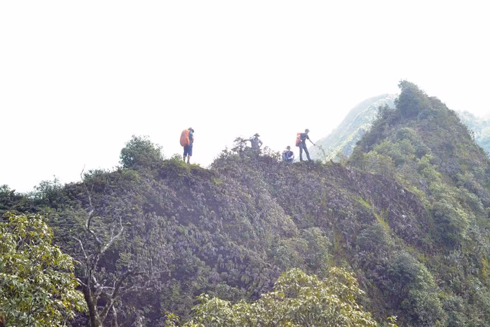 Cung đường Tà Xùa không dễ vượt qua bởi những "sống lưng khủng long" dốc đứng, khá cheo leo, hiểm trở.
