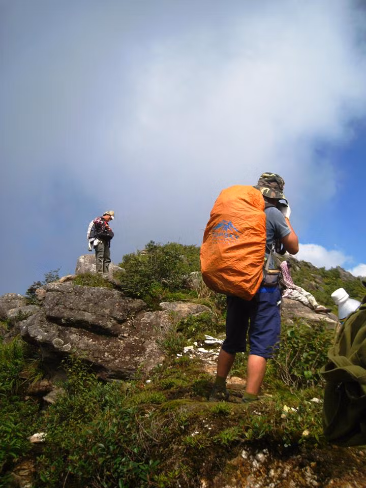 Hành trình chinh phục Tà Xùa có thể bắt đầu khởi hành từ điểmTrạm Tấu (Yên Bái) hoặc Bắc Yên (Sơn La). Cung đường cần 2 ngày để hoàn thành và thời điểm thích hợp để săn mây Tà Xùa là từ cuối tháng 11, đến tháng 2-3.