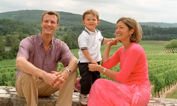 Từ nhỏ, chàng hoàng tử đã đến nhiều nơi. Trong hình, Nikolai chụp cùng bố mẹ là Hoàng tử Joachim và Công nương Alexandra tại nơi nghỉ hè của gia đình ở Pháp năm 2001.