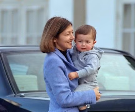 Chàng hoàng tử điển trai của Đan Mạch sinh vào 28/8/1999. Lễ rửa tội của cậu được tổ chức tại Nhà nguyện thuộc Cung điện Fredensborg ở đảo Sjælland do cha sở hoàng gia Christian Thodberg chủ trì. Ảnh Nikolai khi còn nhỏ (nguồn: Pinterest)