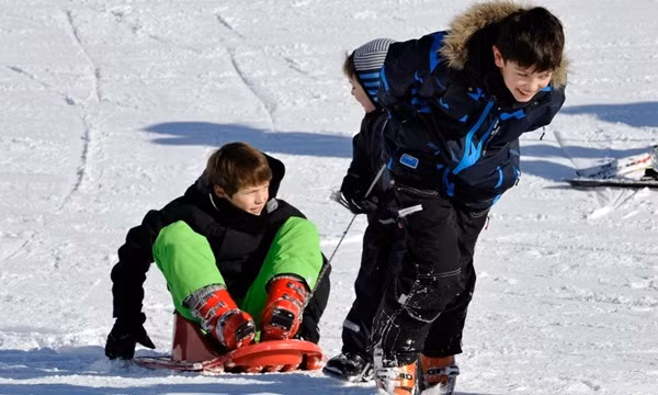Nikolai chơi trượt tuyết vui vẻ cùng em trai Felix ở Thụy Sĩ năm 2013. Ảnh: Getty.