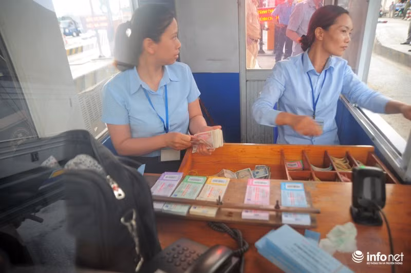 Nhân viên thu phí cũng được tăng cường làm việc trong cabin.