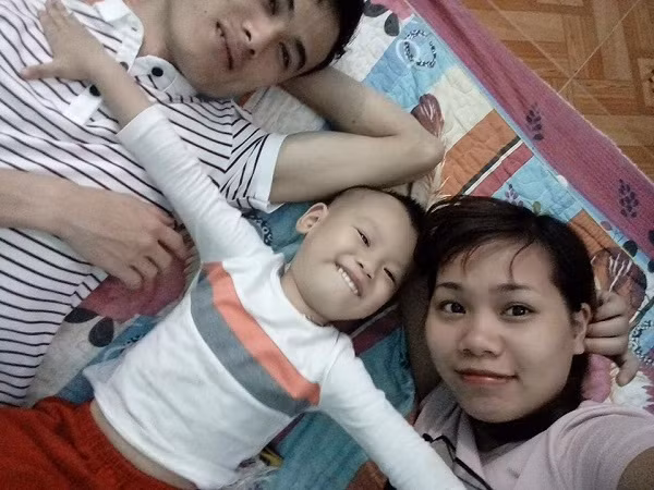 Ngày nào còn cùng nhau đến trường, giờ đã cùng nhau có thiên thần nhỏ bé. "Yêu nhau từ lớp 10. Hắn chờ mình học xong 3 năm cao đẳng thì cưới. Cưới xong đẻ được cho hắn thằng cu. Giờ lại đợi hắn 3 năm đi nước ngoài nữa", FB Nắng Mai.